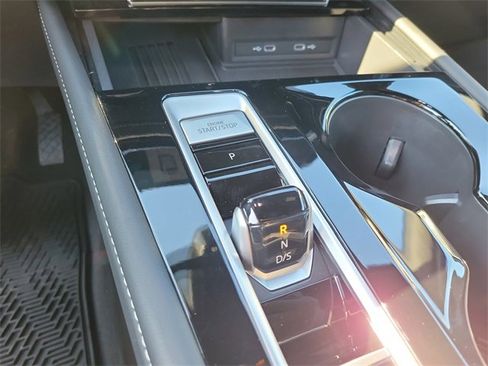 Certified 2025 Volkswagen Atlas Cross Sport SE w/ Panoramic Sunroof Package image 29