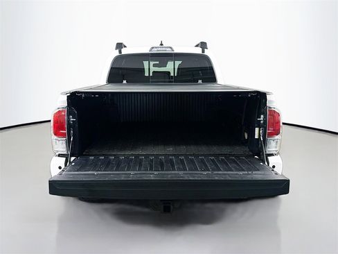 Used 2022 Toyota Tacoma TRD Off-Road image 33