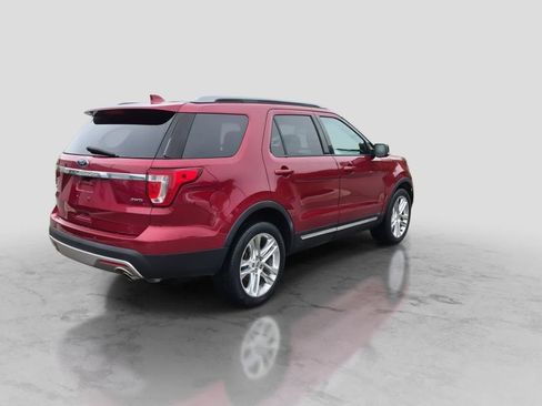 Used 2017 Ford Explorer XLT w/ Equipment Group 202A AWD/4WD image 8