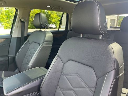 Used 2024 Volkswagen Atlas SE w/ Panoramic Sunroof Package AWD/4WD image 7