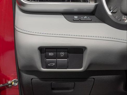 Used 2023 Toyota Highlander XLE image 12