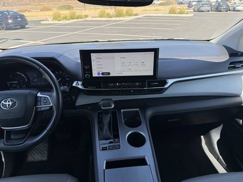 Used 2025 Toyota Sienna XLE FWD image 15