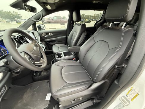 New 2026 Chrysler Voyager LX image 17