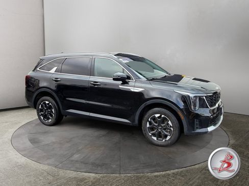 Used 2024 Kia Sorento S image 1