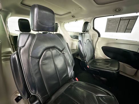 Used 2018 Chrysler Pacifica Limited image 30
