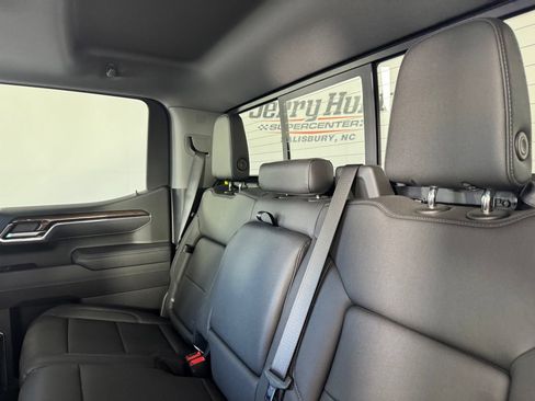 Used 2025 Chevrolet Silverado 1500 LT Trail Boss w/ Dark Appearance Package AWD/4WD image 11