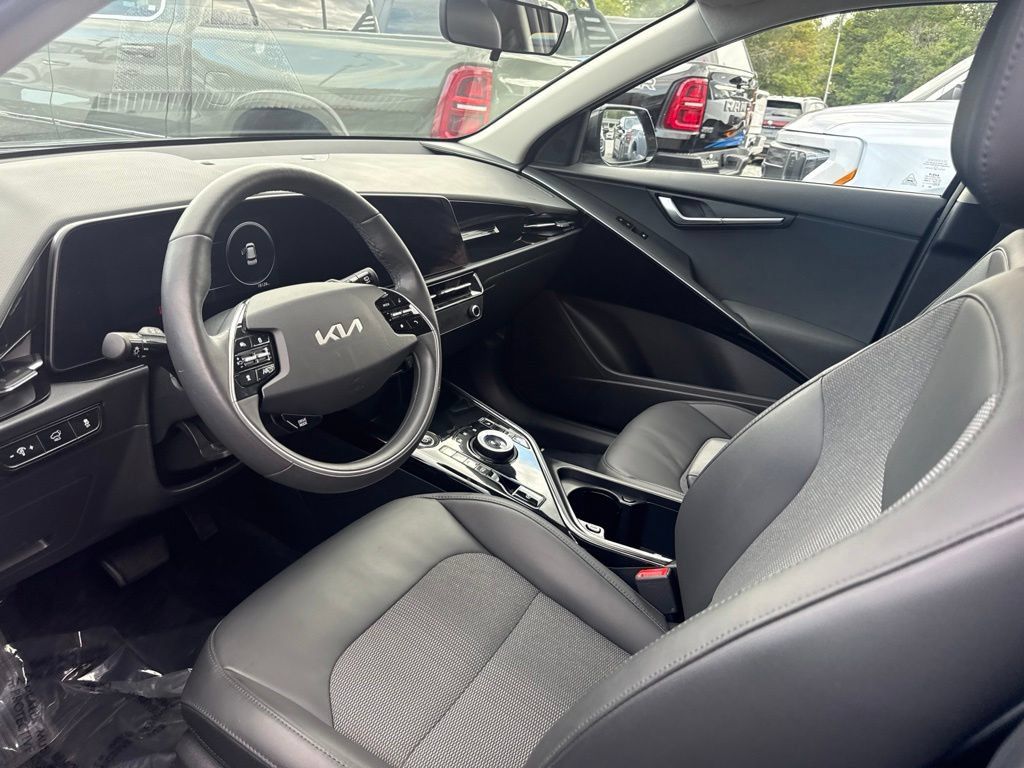 Used 2024 Kia Niro Wind w/ Wind Preserve Package FWD image 3