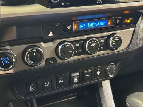 Used 2022 Toyota Tacoma Limited AWD/4WD image 34
