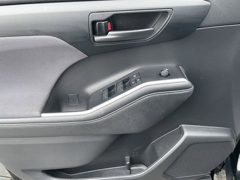 Used 2021 Toyota Highlander LE image 25