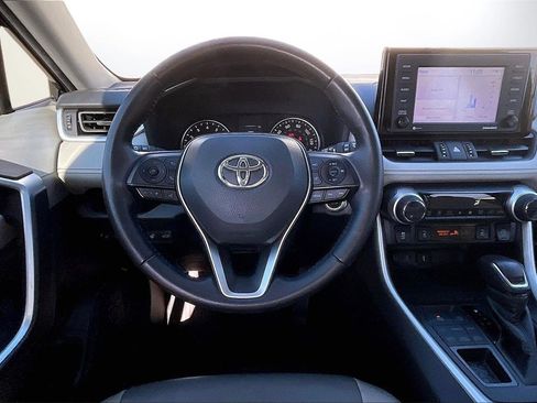 Used 2022 Toyota RAV4 XLE Premium image 11