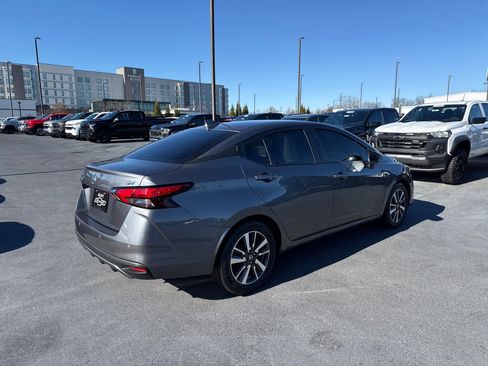 Used 2022 Nissan Versa SV image 3