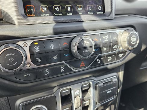 Used 2020 Jeep Wrangler Unlimited Sahara image 29