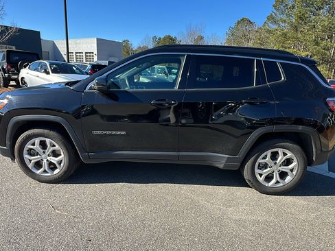 Used 2024 Jeep Compass Latitude image 11