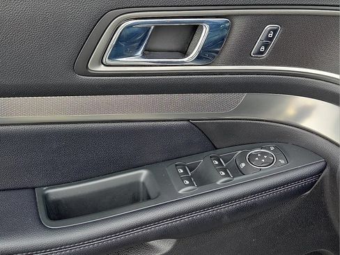 Used 2018 Ford Explorer XLT FWD image 14