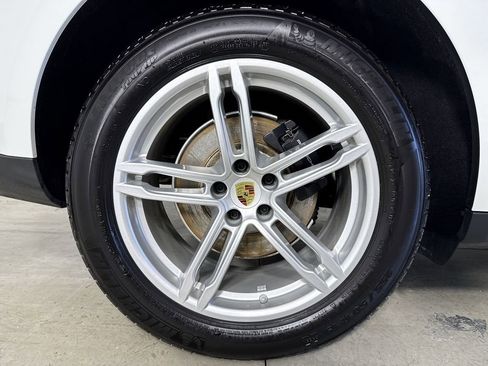 Certified 2025 Porsche Macan image 16