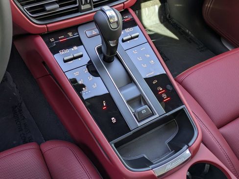 Certified 2025 Porsche Macan S AWD/4WD image 18