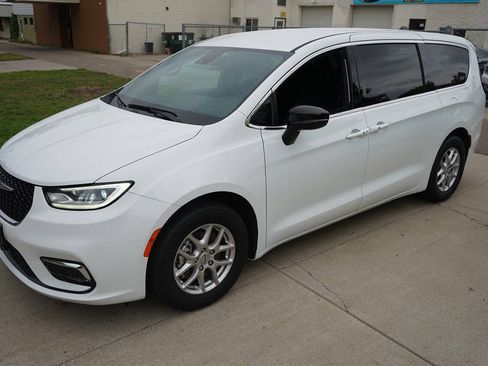 Used 2025 Chrysler Pacifica Select FWD image 8