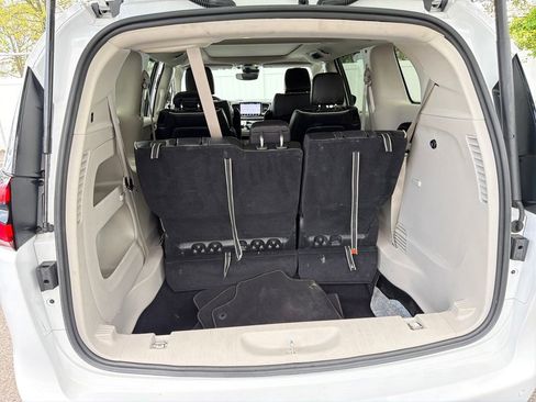 Used 2024 Chrysler Pacifica Limited FWD image 28