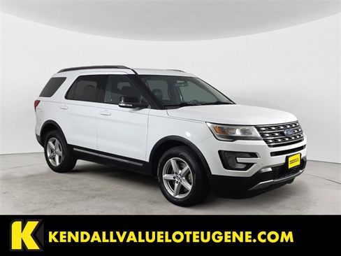 Used 2017 Ford Explorer XLT image 7