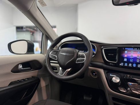 Used 2017 Chrysler Pacifica Touring w/ Tire & Wheel Group FWD image 35