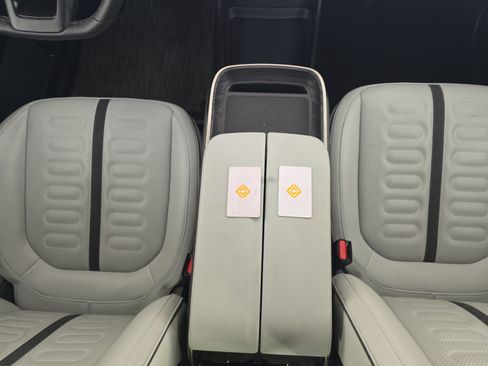Used 2024 Rivian R1S Adventure AWD/4WD image 31