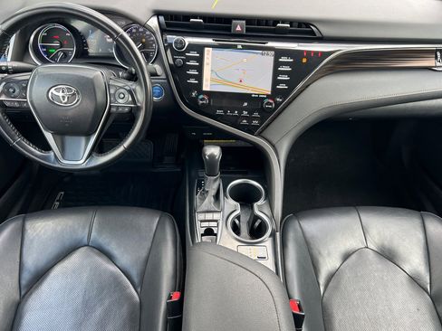 Used 2020 Toyota Camry XLE w/ Sunroof Package image 10