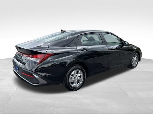 Certified 2026 Hyundai Elantra SE FWD image 7