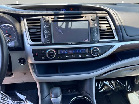 Used 2015 Toyota Highlander Limited Platinum AWD/4WD image 7