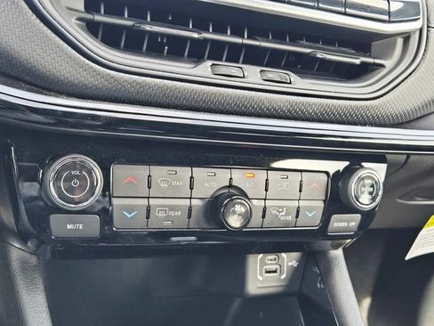 Certified 2025 Jeep Compass Latitude w/ Sun & Sound Group image 28