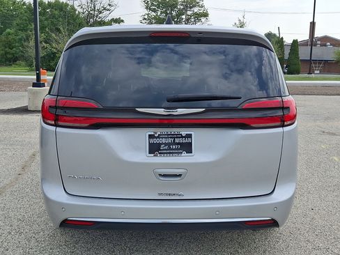Used 2024 Chrysler Pacifica Touring-L FWD image 6