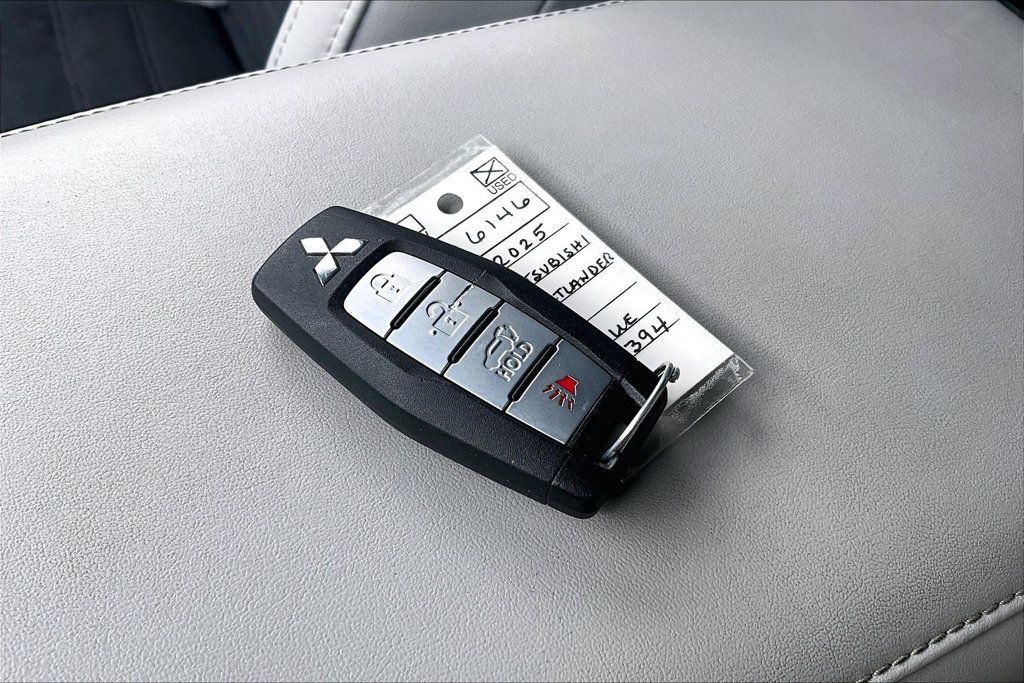 Used 2025 Mitsubishi Outlander SE AWD/4WD image 11