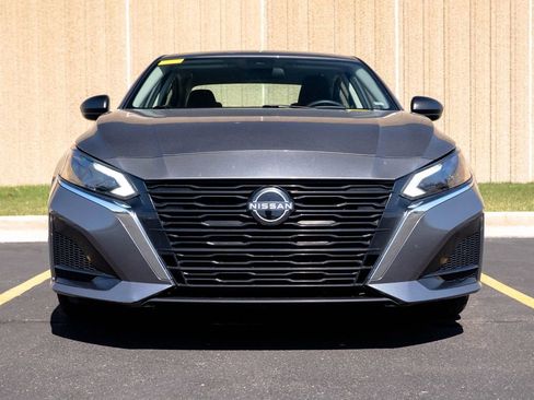 Used 2024 Nissan Altima 2.5 SV image 3