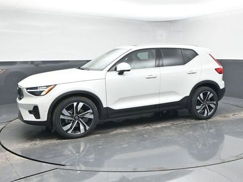 Used 2023 Volvo XC40 B4 Plus w/ Driver Assist Package image 4