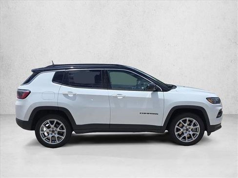 Used 2025 Jeep Compass Limited AWD/4WD image 4