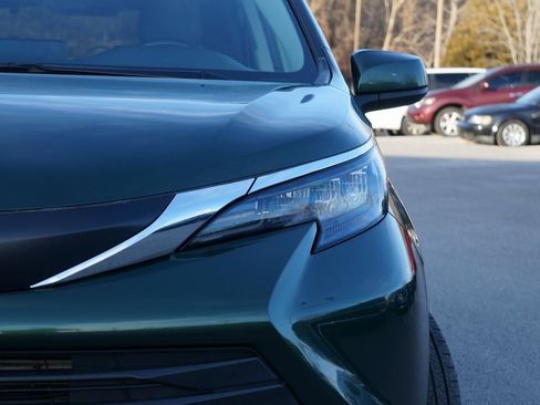 Used 2024 Toyota Sienna XLE image 5