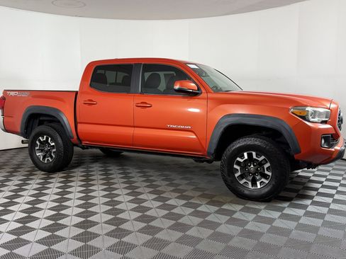 Used 2018 Toyota Tacoma TRD Off-Road AWD/4WD image 6