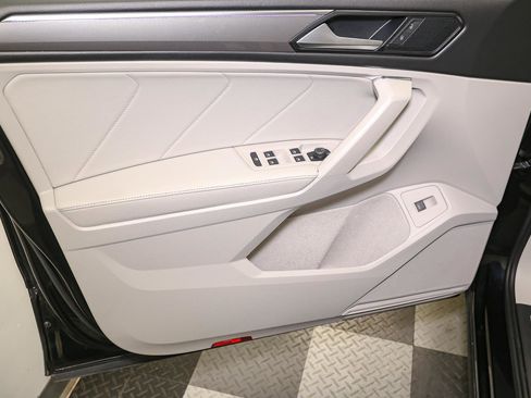 Used 2022 Volkswagen Tiguan SE R-Line image 44