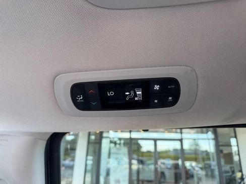 Used 2023 Chrysler Pacifica Touring-L FWD image 12