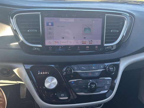 Used 2024 Chrysler Pacifica Touring-L image 13