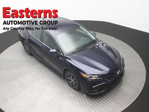 Used 2021 Toyota Camry SE FWD image 3