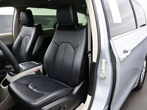 Used 2023 Chrysler Pacifica Touring-L FWD image 15