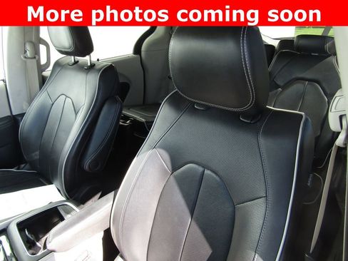 Used 2023 Chrysler Pacifica Limited FWD image 13