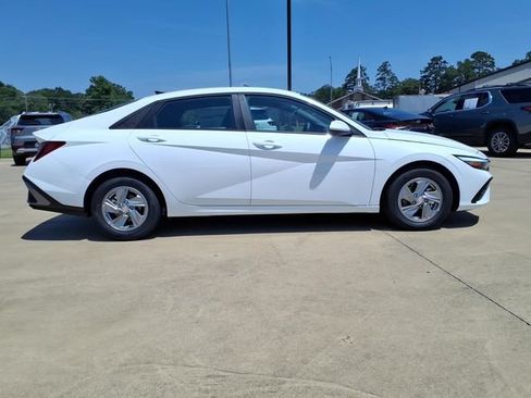 New 2026 Hyundai Elantra SE FWD image 2