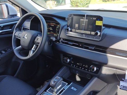 New 2025 Mitsubishi Outlander ES image 29