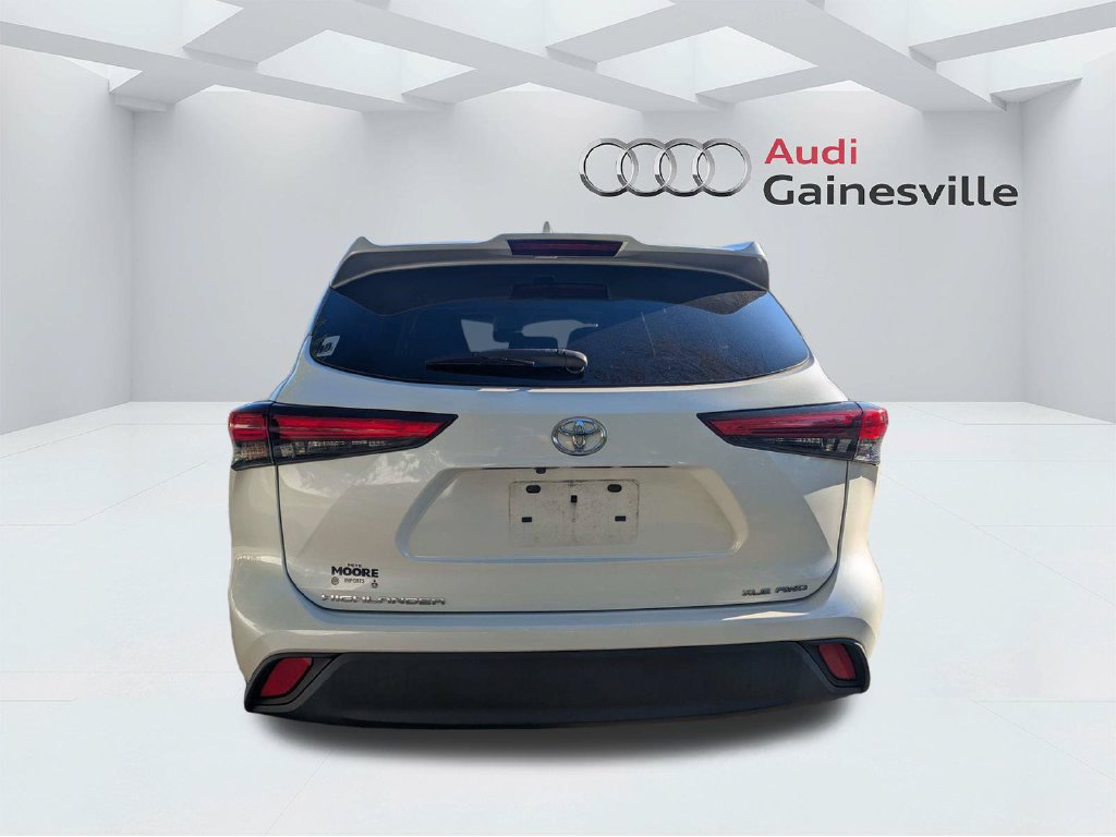 Used 2020 Toyota Highlander XLE AWD/4WD image 5