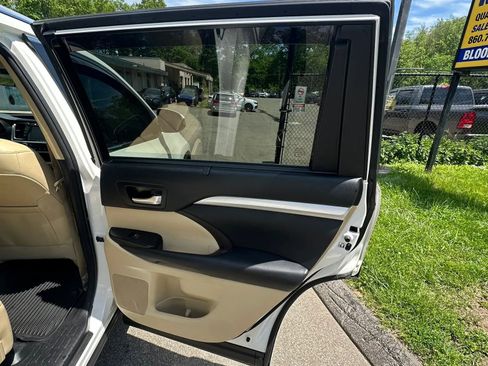 Used 2018 Toyota Highlander XLE AWD/4WD image 35