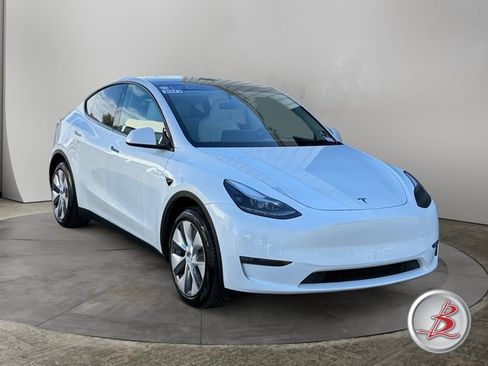 Used 2023 Tesla Model Y Long Range AWD/4WD image 1