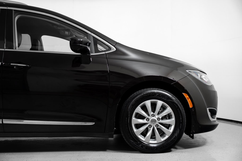 Used 2018 Chrysler Pacifica Touring-L w/ Advanced Safetytec Group FWD image 4