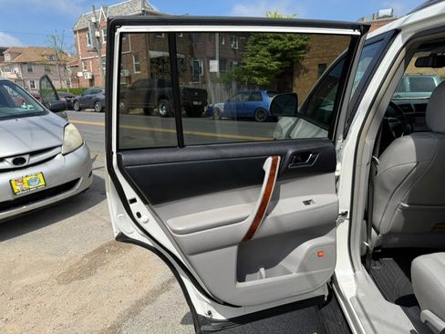 Used 2011 Toyota Highlander Limited w/ Tow Pkg image 25