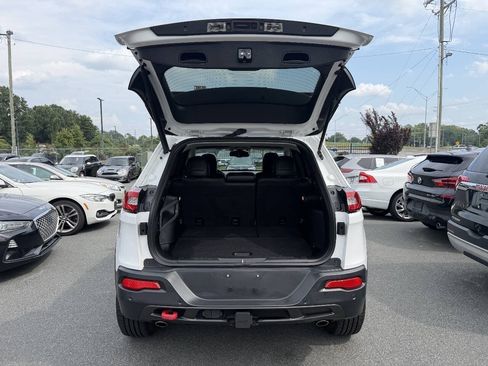 Used 2017 Jeep Cherokee Trailhawk AWD/4WD image 10